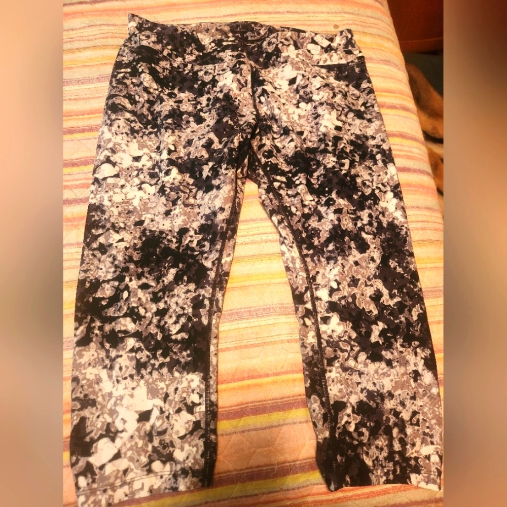 Calvin Klein performance capris womens size 2X black, white and gray print